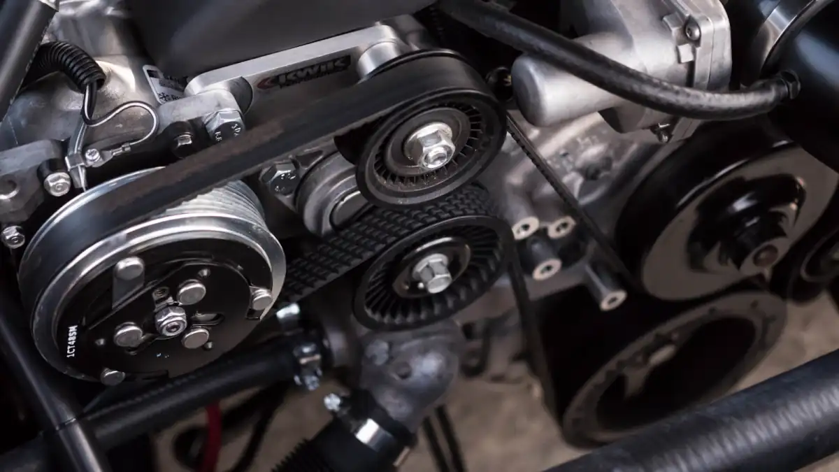 Technicien contrôlant les éléments d’un moteur ouvert