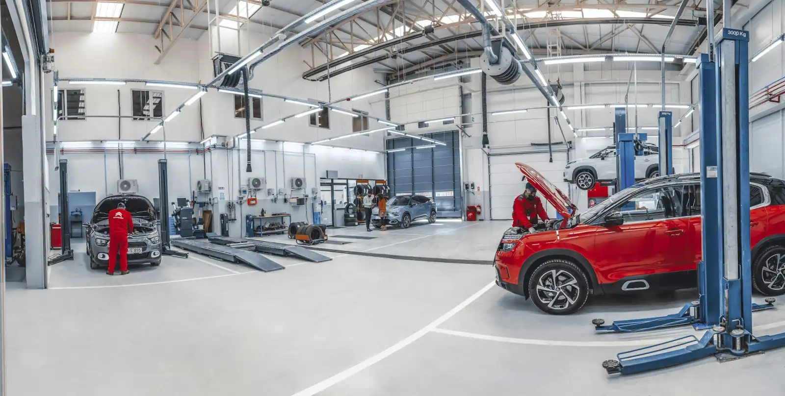 Véhicule installé dans un atelier automobile pour un contrôle