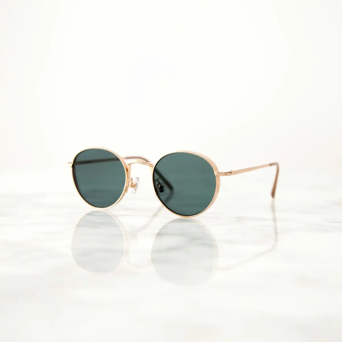 Montures de lunettes alignées sur une table claire