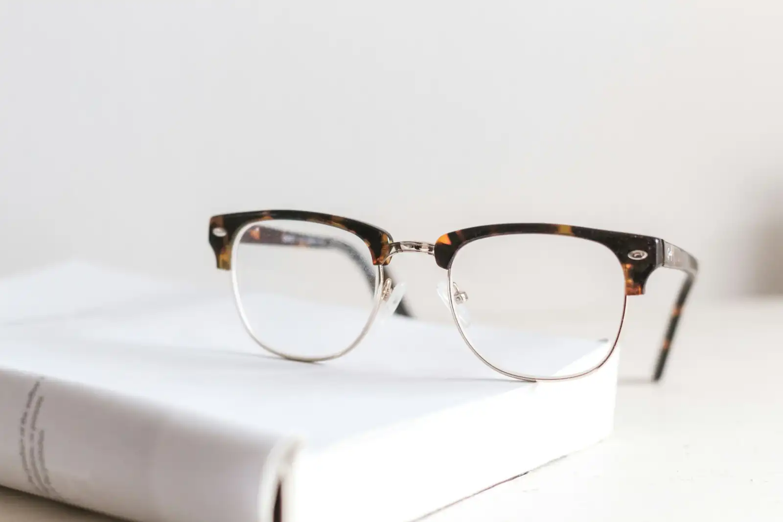 Montures optiques présentées dans une boutique claire