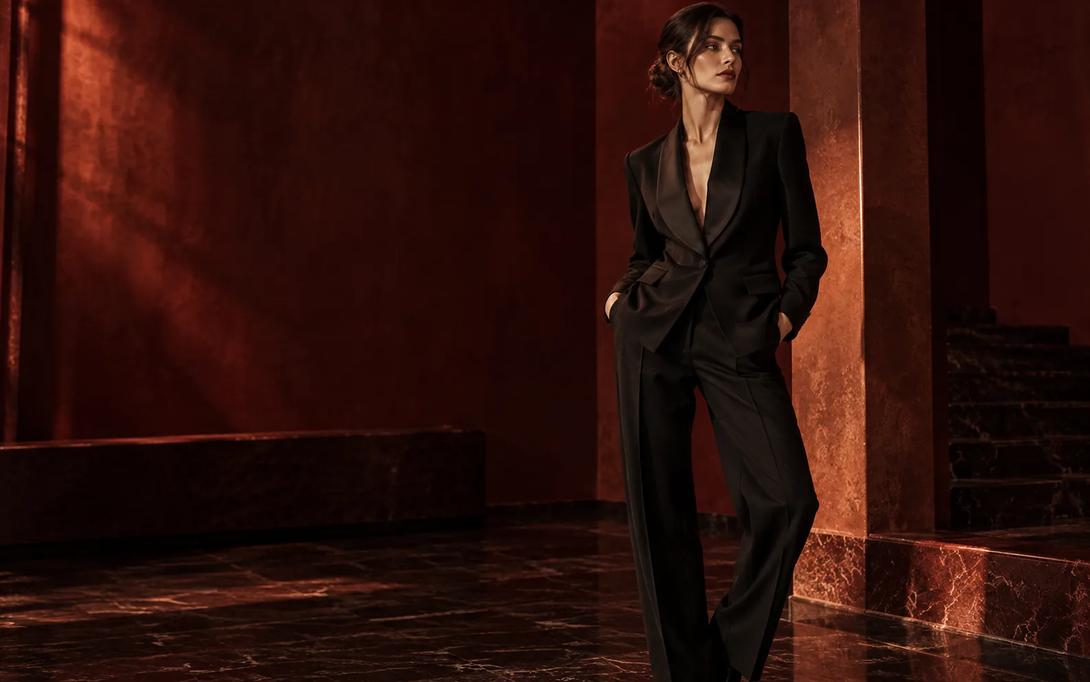 Visuel éditorial conceptuel — smoking noir en studio, silhouette FW26 (ambiance, pas un produit REINOX photographié)