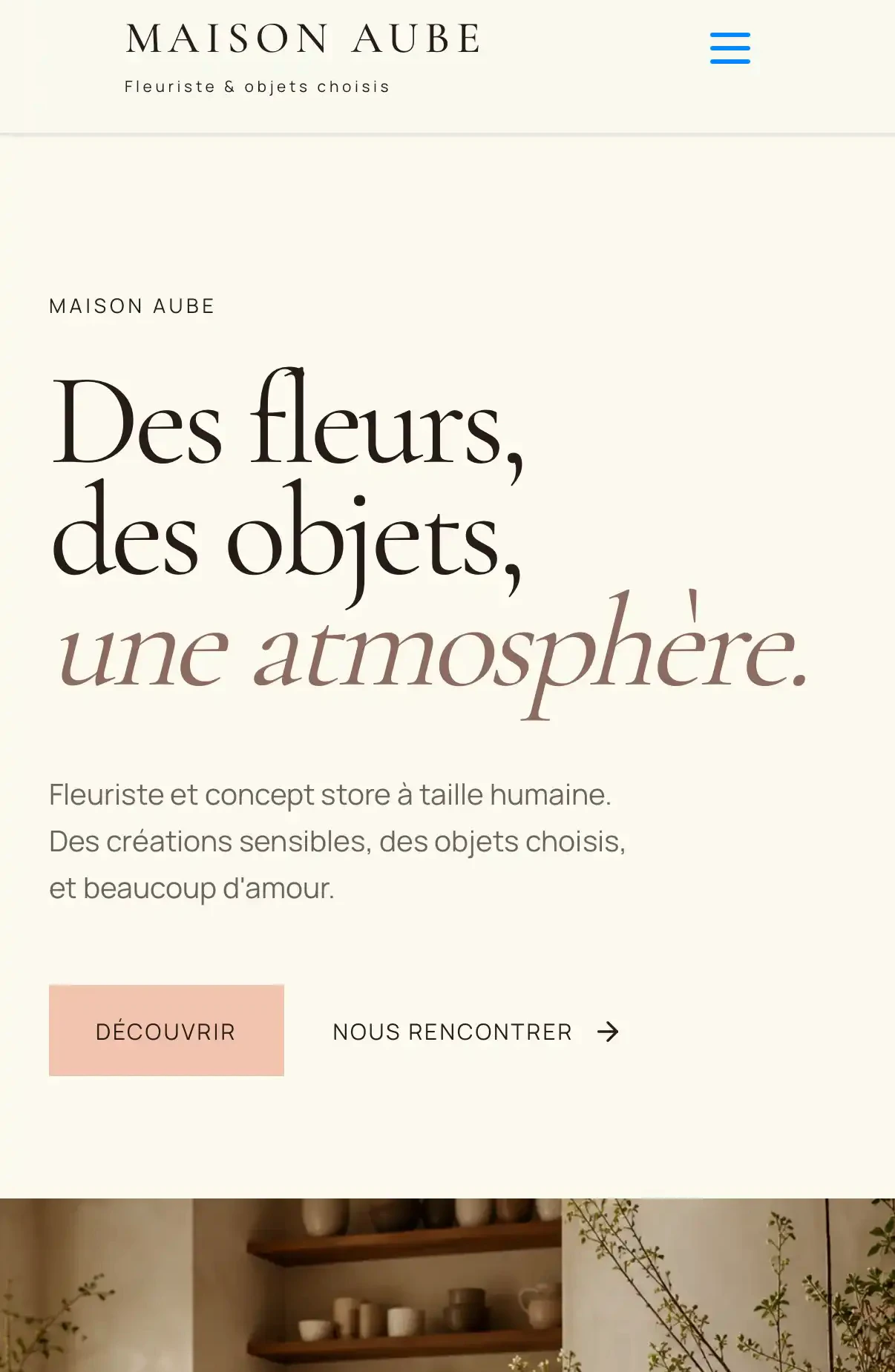 Capture mobile Maison Aube : menu compact, titre avant la scène et actions « Découvrir » et « Nous rencontrer ».